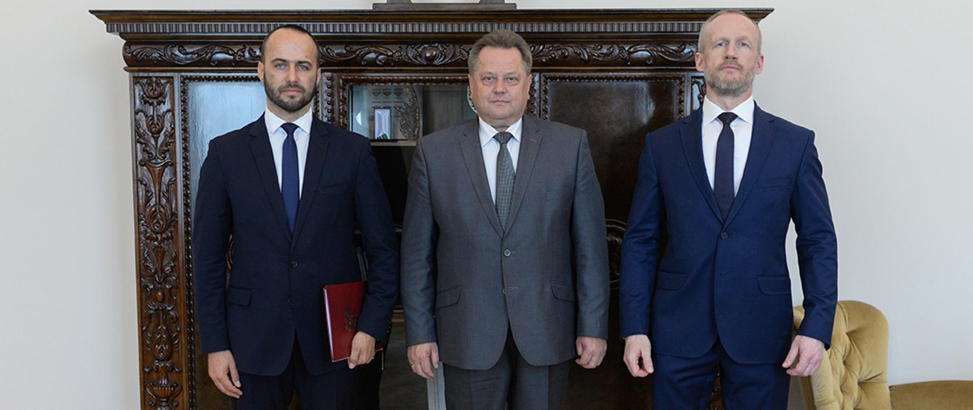 Wiceminister Jarosław Zieliński podczas powołania nowego wicekomendanta SOP