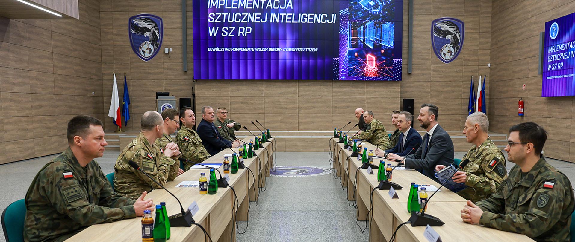 3 marca 2025 r. w Legionowie, wicepremier - minister obrony narodowej Władysław Kosiniak-Kamysz oraz sekretarz stanu w MON Cezary Tomczyk wzięli udział w odprawie dot. implementacji sztucznej inteligencji w Siłach Zbrojnych RP. Fot. Krzysztof Gumul/WCEO