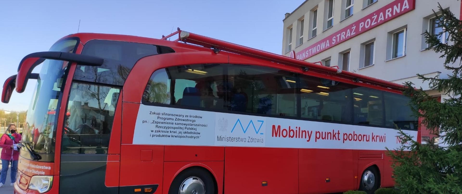 Autokar mobilny punkt poboru krwi przy budynku KP PSP Nowe Miasto Lub. 