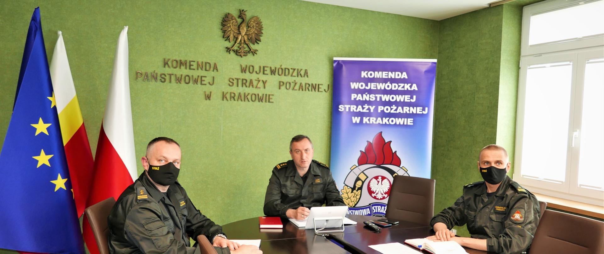 Komendant Wojewódzki PSP wraz z zastępcami w czasie wideokonferencji.