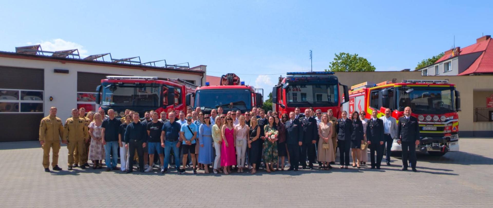 Na zdjęciu wszyscy uczestnicy uroczystości z okazji przejścia na zaopatrzenie emerytalne st. ogn. Pawła Parcelewskiego
