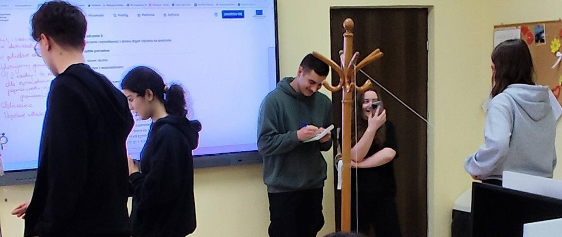 Teoria w praktyce – badanie wahadła sprężynowego na lekcji fizyki