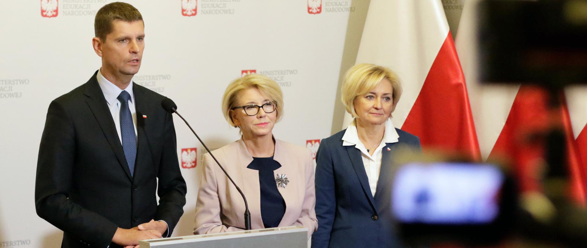 Minister Edukacji Narodowej Dariusz Piontkowski spotkał się z prezydentem stolicy Rafałem Trzaskowskim. Spotkanie, które odbyło się w Ministerstwie Edukacji Narodowej, dotyczyło wdrażania kolejnych etapów reformy oświaty, a także zagadnień związanych z warszawską edukacją. 