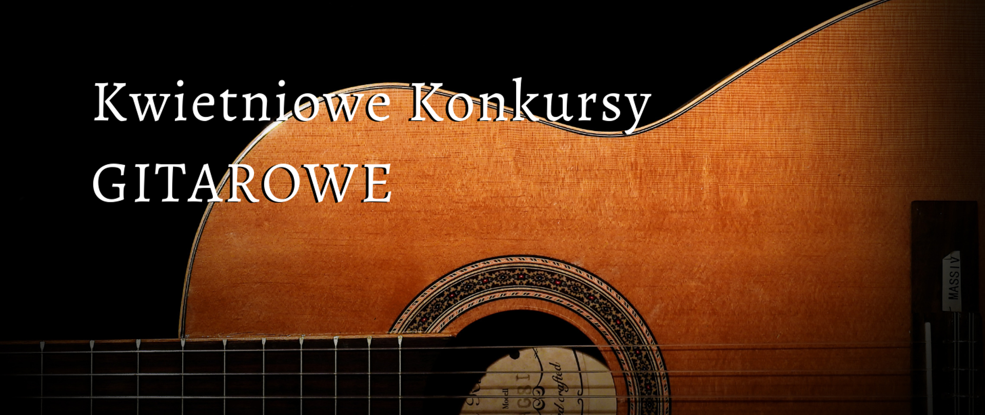 Na czarnym tle część gitary klasycznej (kolorowa, leżąca, zajmująca większą część obrazka) a na tym obrazku biały napis: Kwietniowe Konkursy Gitarowe