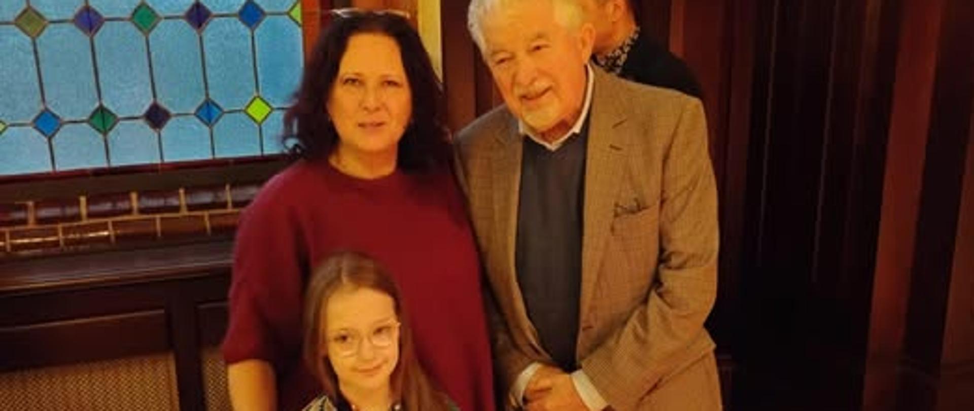 Uczennica z nauczycielami w hallu AM w Katowicach