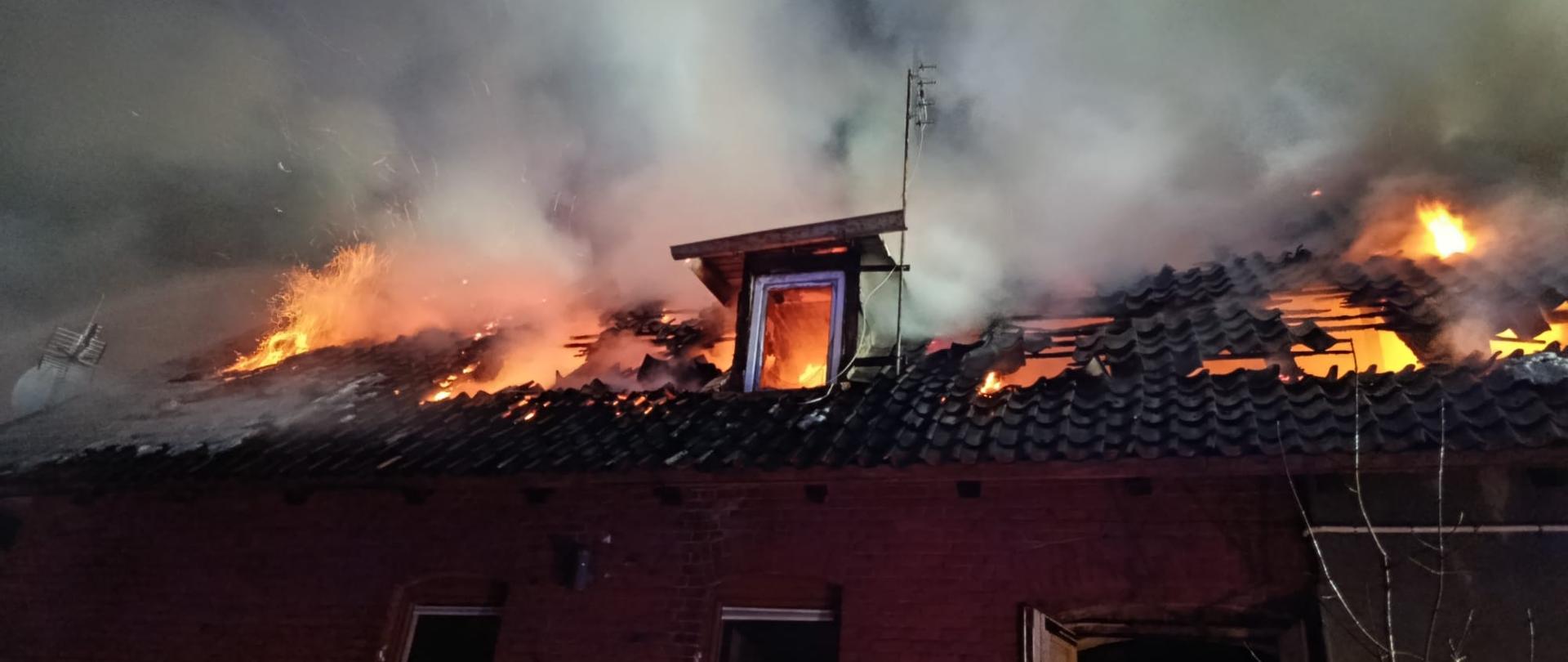 Palące się poddasze budynku