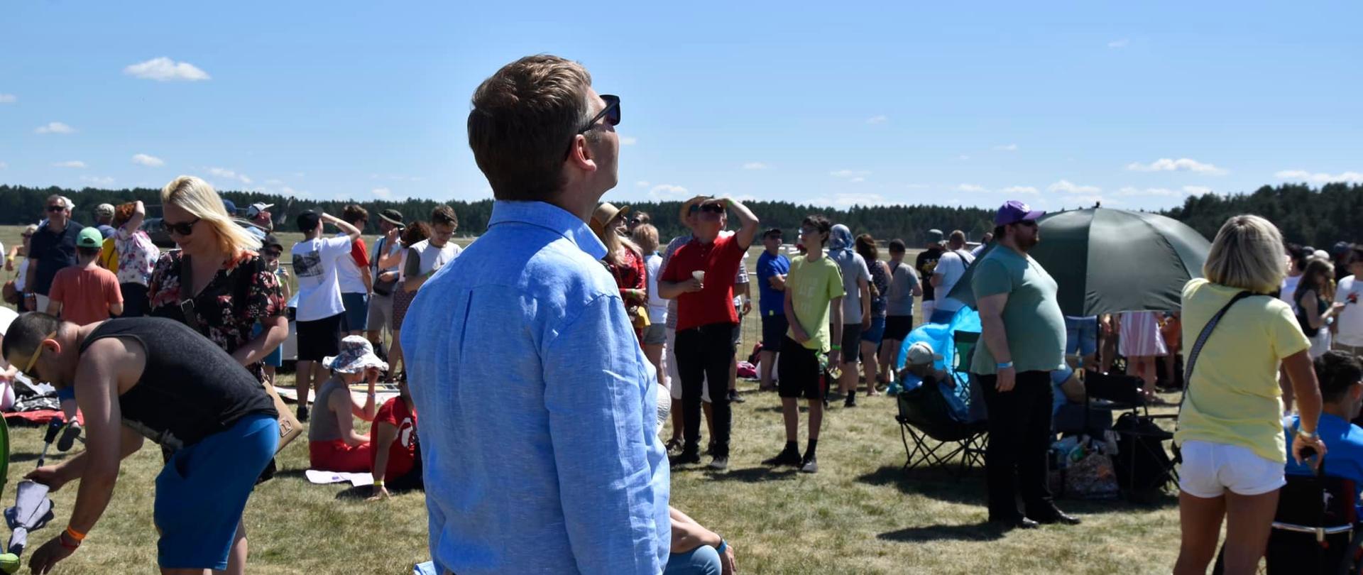 Wojewoda patrzy w niebo 