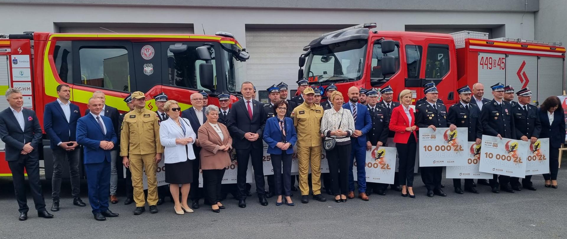Osoby pozujące do zdjęcia podczas uroczystości.