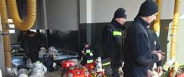 Strażacy na garażu KP PSP w Ostrowcu Św. przygotowują przekazywany sprzęt do transportu