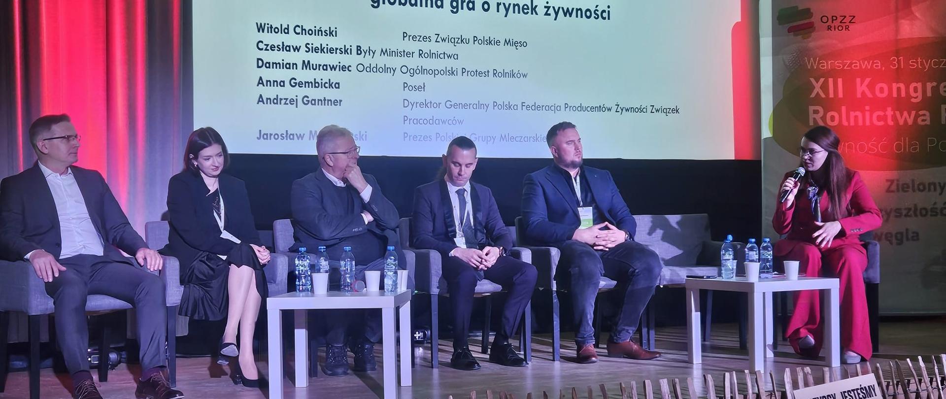 Kilka osób przy stolikach obrad