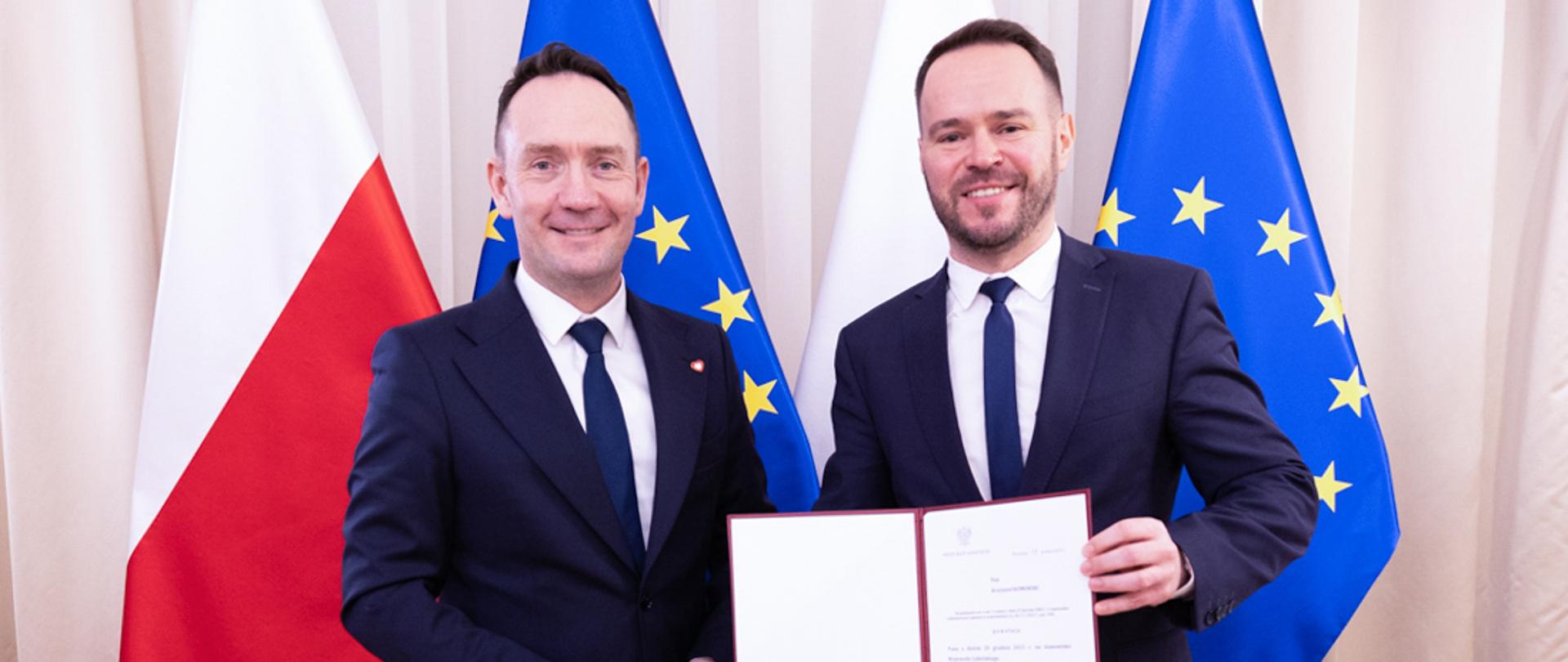Wiceminister Tomasz Szymański wręczył powołanie nowemu wojewodzie lubelskiemu Krzysztofowi Komorskiemu.