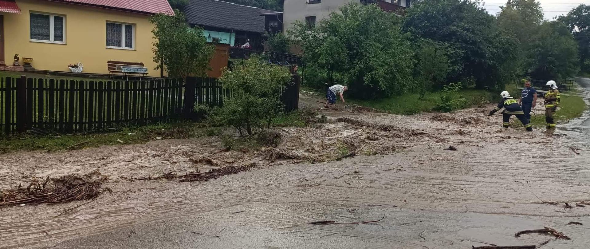 Górski potok przelewa się przez mostek. 