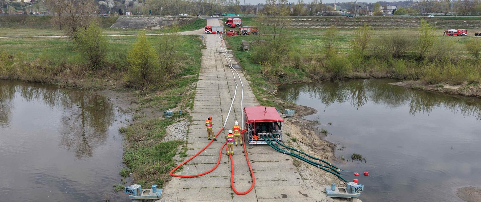 Ćwiczenia sandomierskich strażaków z zakresu dostarczania wody na duże odległości