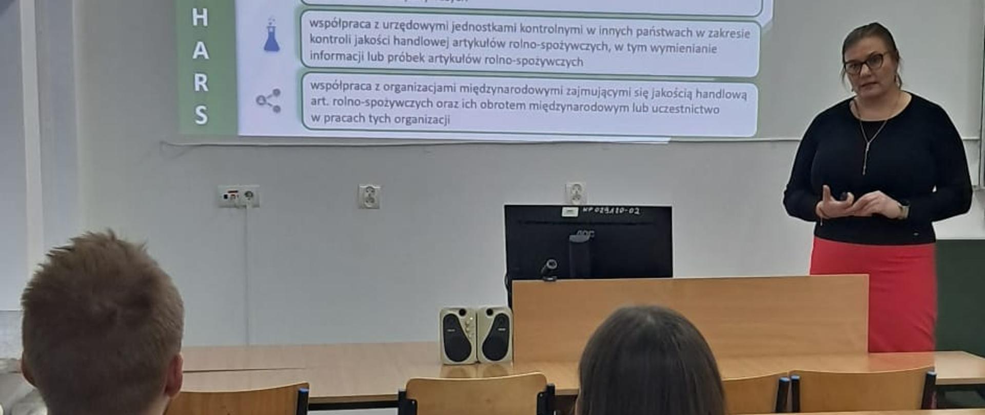 Zastępca Kierownika Wydziału Kontroli Warmińsko-Mazurskiego Wojewódzkiego Inspektoratu Jakości Handlowej Artykułów Rolno-Spożywczych w Olsztynie, Pani Sylwia Ciągło-Androsiuk, podczas spotkania ze studentami