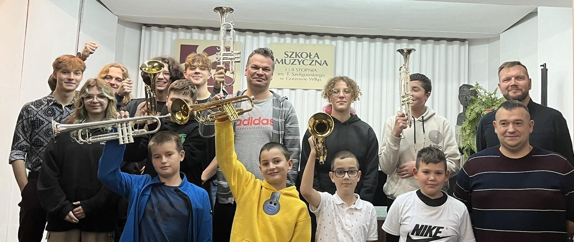 Grupa uczniów i nauczycieli z trąbkami - uczestnicy warsztatów metodycznych