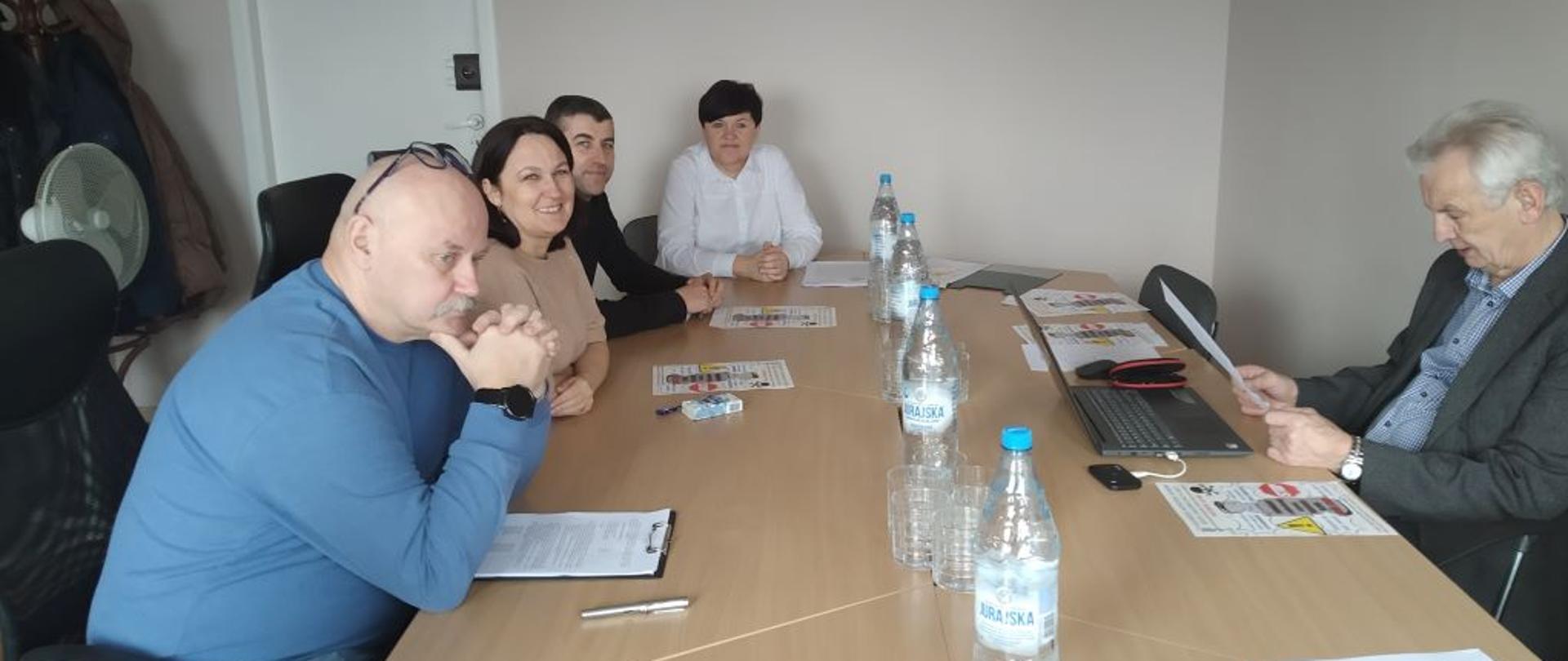 od lewej Pan Dariusz Lipiński (Starostwo Powiatowe), Pani Magdalena Krasoń (z-ca przewodniczącego komisji), Pan Grzegorz Wróbel (PGW Wody Polskie), Pani Barbara Dylewska (WIORiN), Pan Adam Musiała (członek komisji)