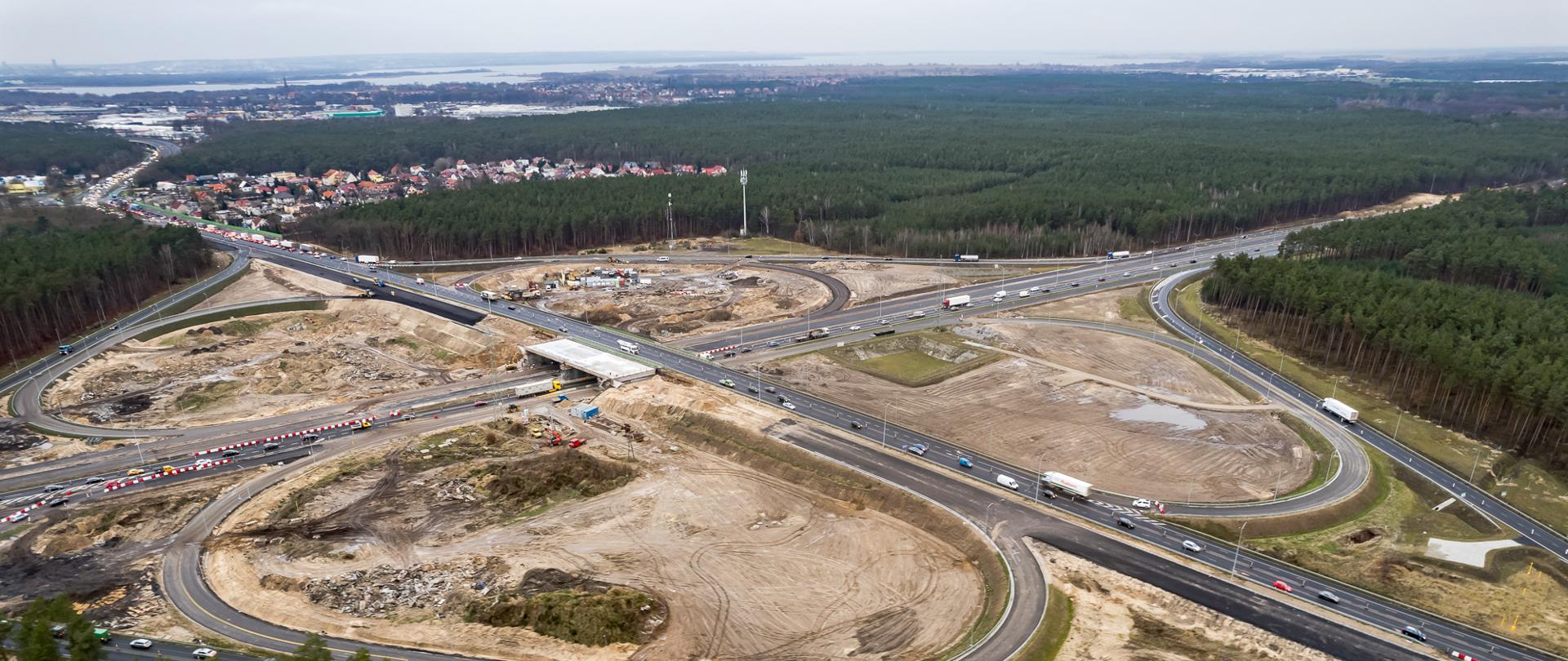 Widok węzła drogowego z lotu ptaka w trakcie przebudowy - widoczne jezdnie i łącznice