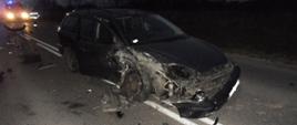  Wypadek w miejscowości Busko-Zdrój na ulicy Dmowskiego, uszkodzony pojazd, uszkodzony pojazd w tle samochód pożarniczy 