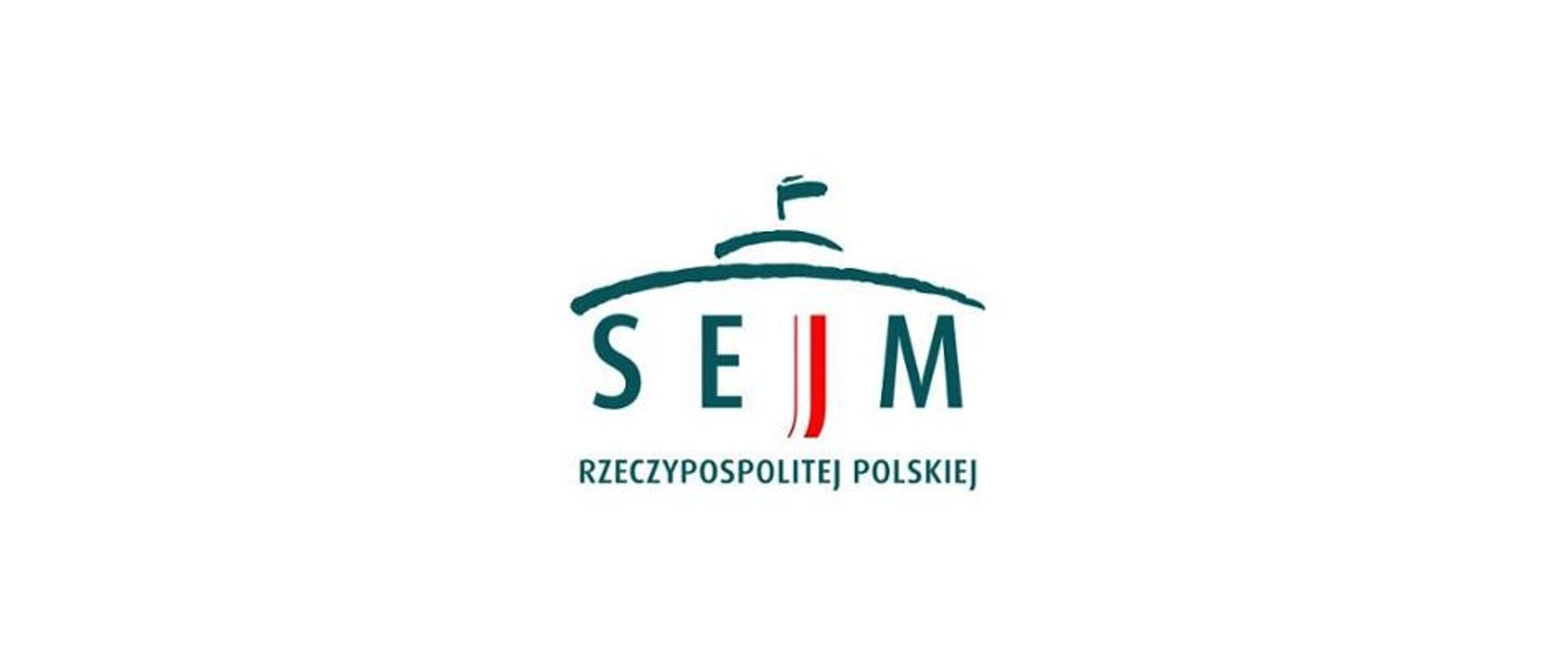 Logo Sejmu Rzeczypospolitej Polskiej. W głównej części logo znajduje się napis Sejm. pod spodem jest napis Rzeczypospolitej Polskiej. Na górze logo jest szkic przypominający dach budynku Sejmu RP. Całe logo jest w jednym kolorze ciemnoszarym. Wyjątek stanowi litera J w napisie Sejm, która jest w pionowe biało-czerwone paski i przypomina flagę Polski.