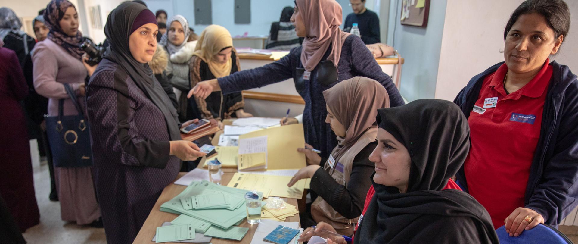 Grupa kobiet otrzymuje dokumenty