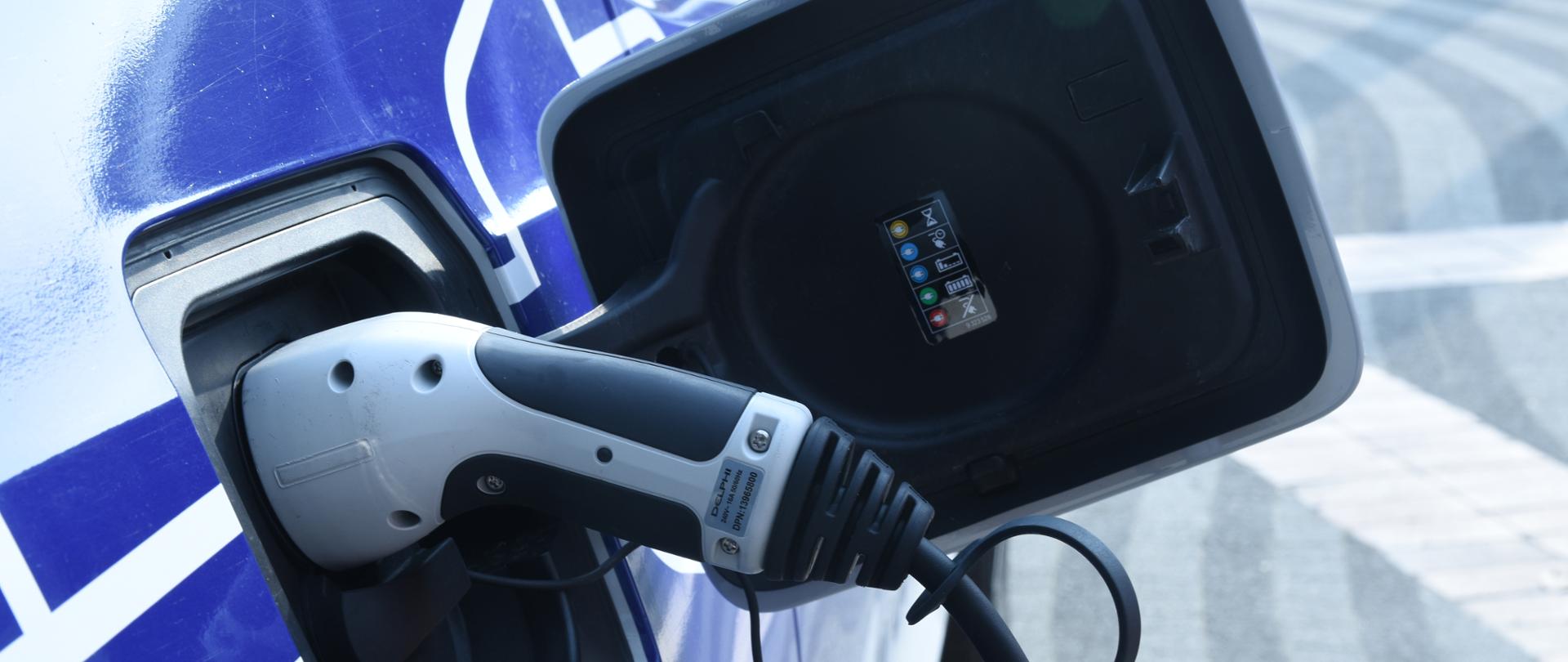 Ładowanie samochodu elektrycznego