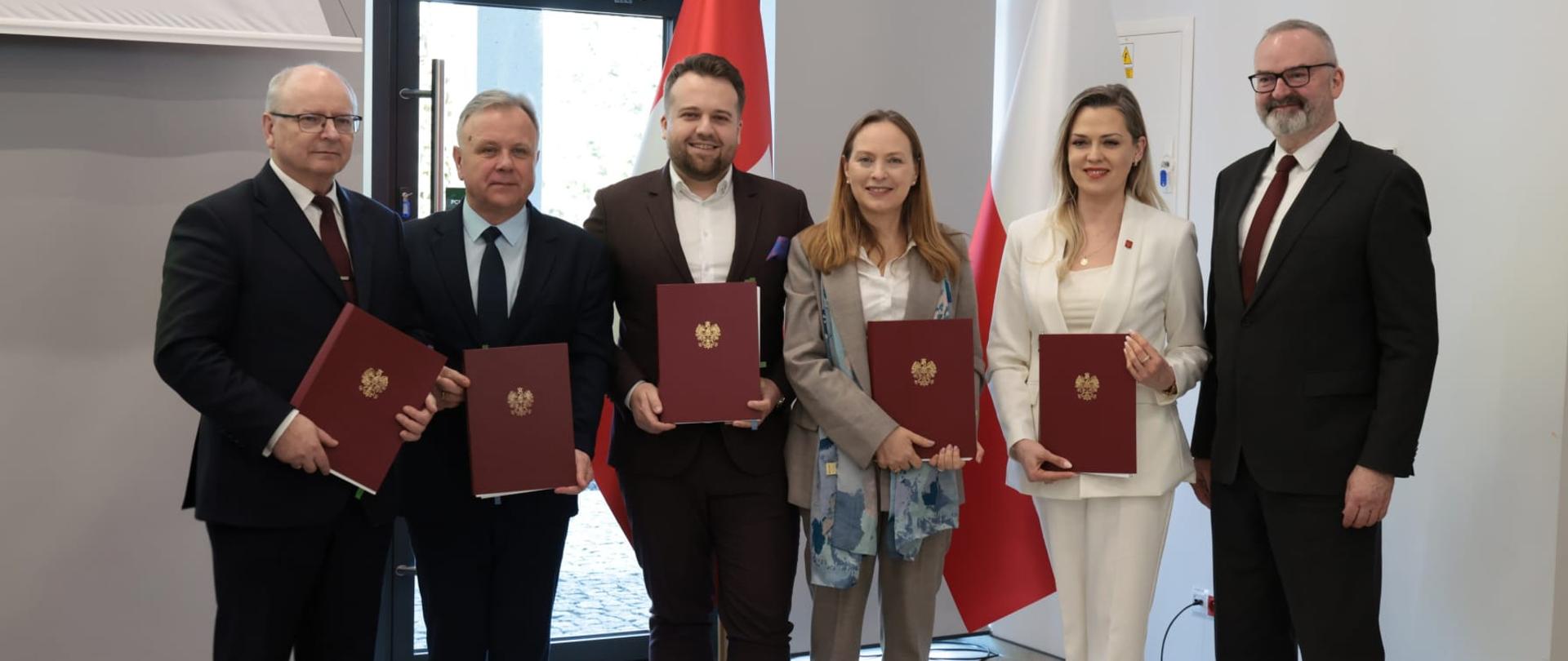 Na zdjęciu minister funduszy i polityki regionalnej Katarzyna Pełczyńska-Nałęcz w towarzystwie innych uczestników spotkania