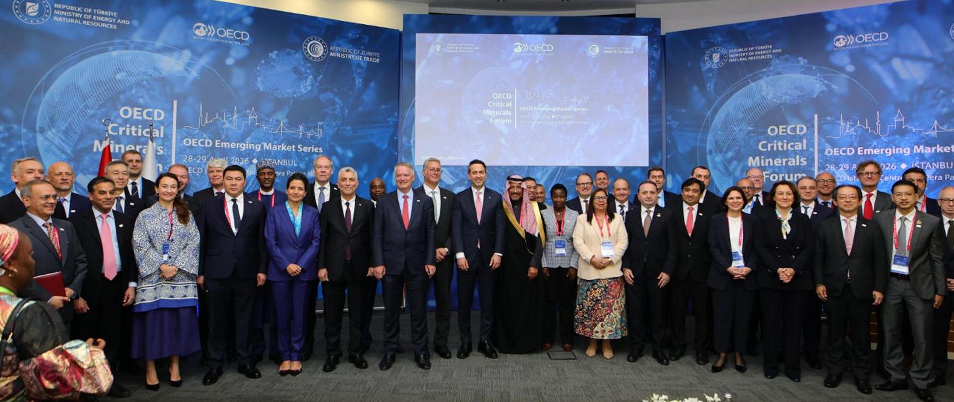 Deputy Minister Krzysztof Galos at the OECD Critical Minerals Forum. The photo shows a very large group of people posing for a group picture. The Deputy Minister is visible on the right-hand side of the image.