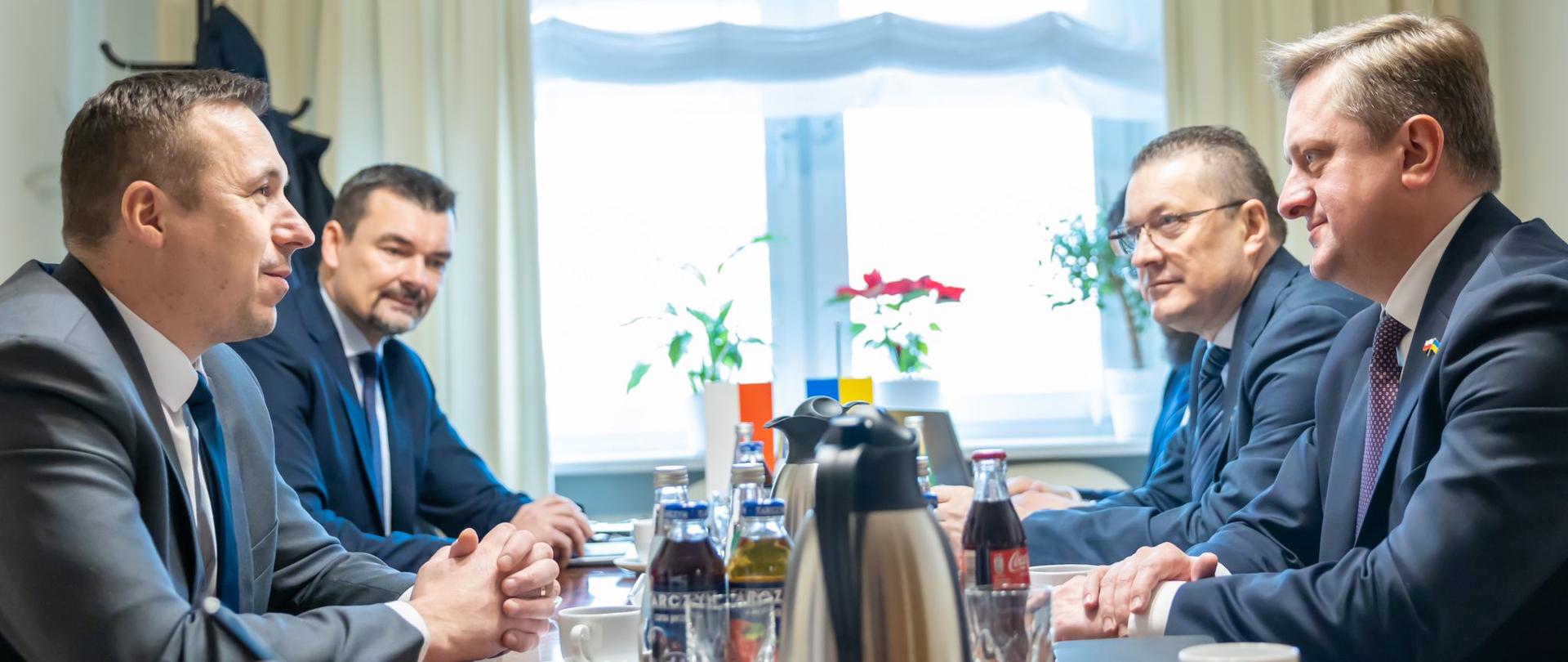 Wiceminister infrastruktury Paweł Gancarz w trakcie rozmowy z ambasadorem Ukrainy w Polsce Vasylem Zvarychem
