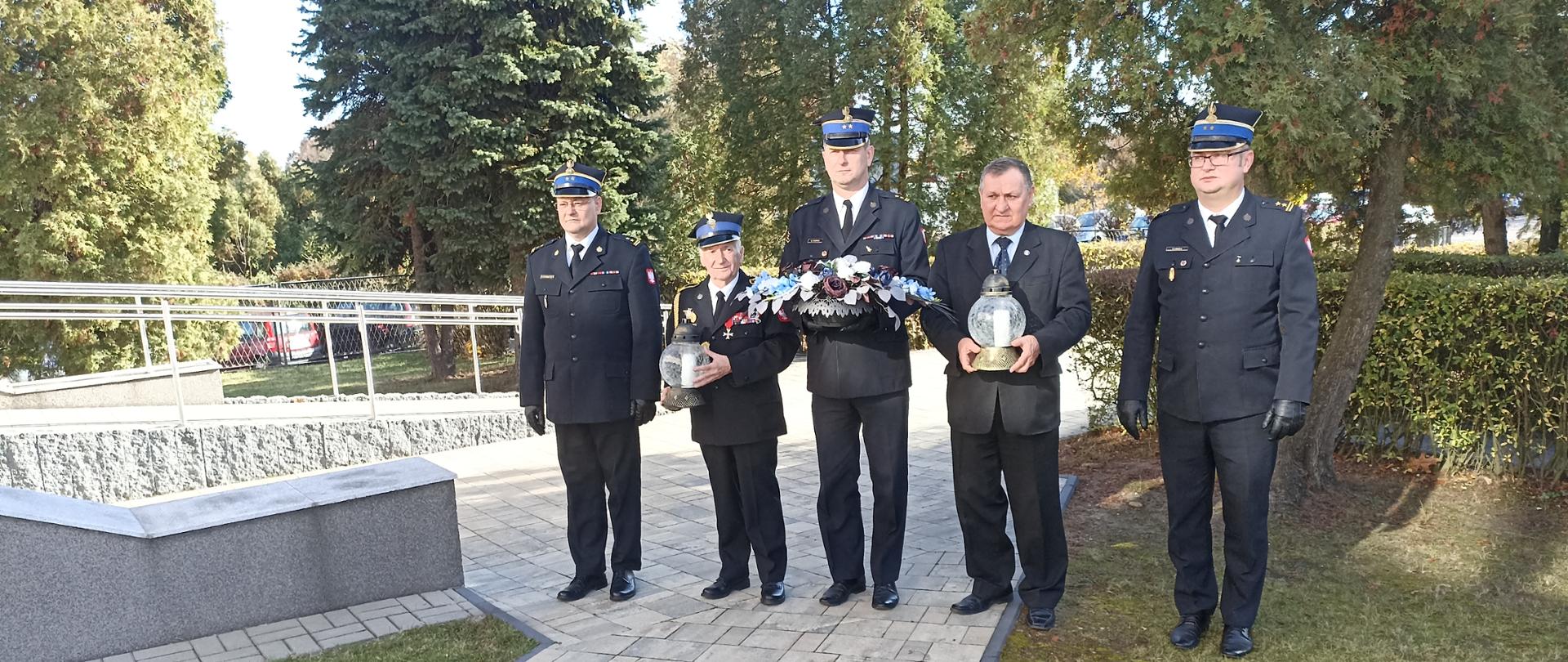 Na zdjęciu Komendant Miejski Państwowej Straży Pożarnej w Częstochowie, jego zastępcy oraz prezesi kół emerytów nr 8 i 19 w Częstochowie.