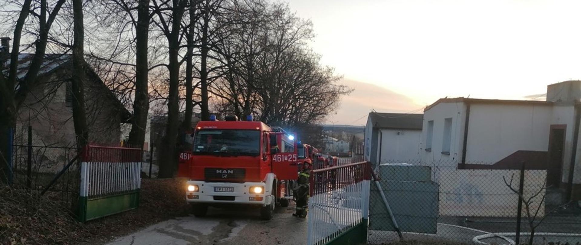 POŻAR GARAŻU WOLNOSTOJĄCEGO W PIŃCZOWIE
