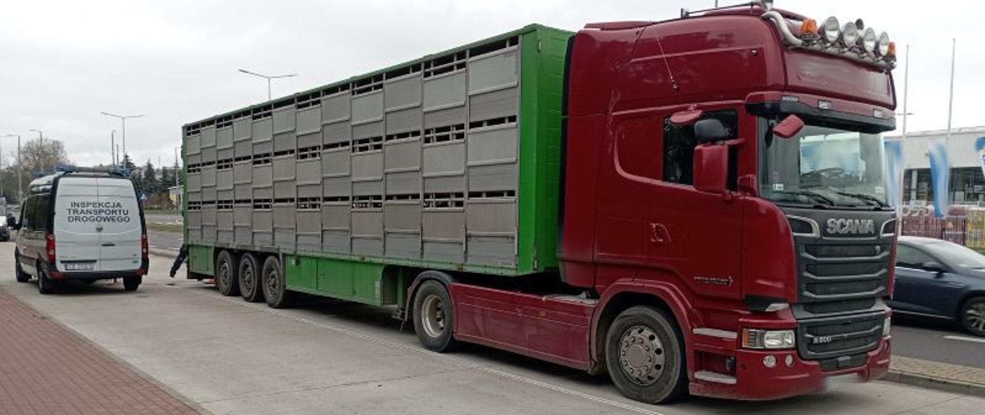 Widok kontrolowanego pojazdu do przewozu żywych zwierząt