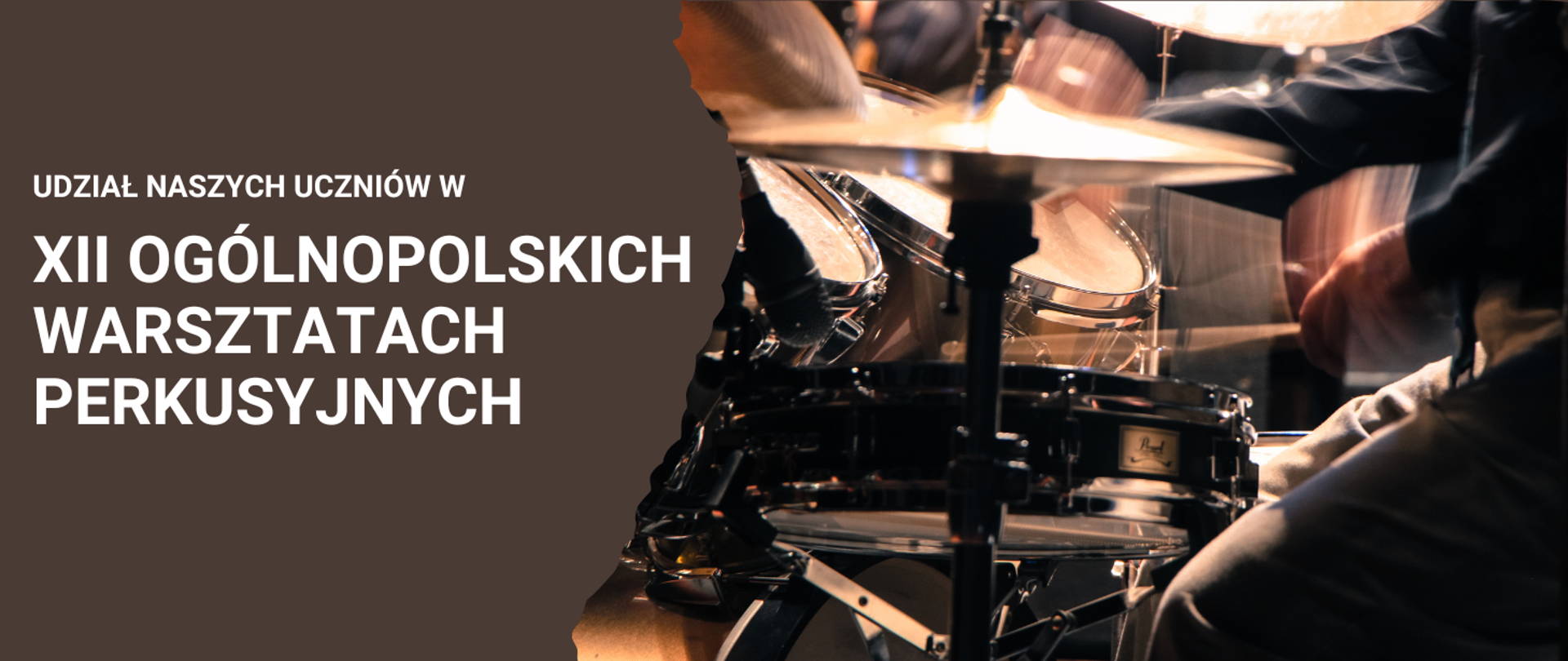 Na brązowym tle po lewej stronie biały napis: "udział naszych uczniów w XII Ogólnopolskich Warsztatach Perkusyjnych". Po prawej stronie talerze perkusyjne.