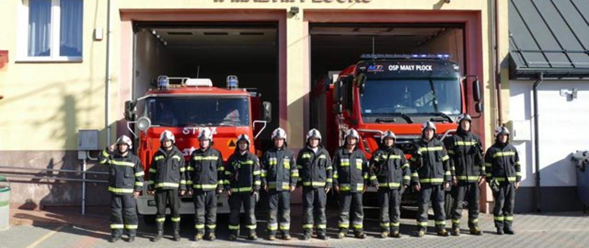 Strażacy OSP składają hołd przed remizą OSP dla zmarłego tragicznie strażaka