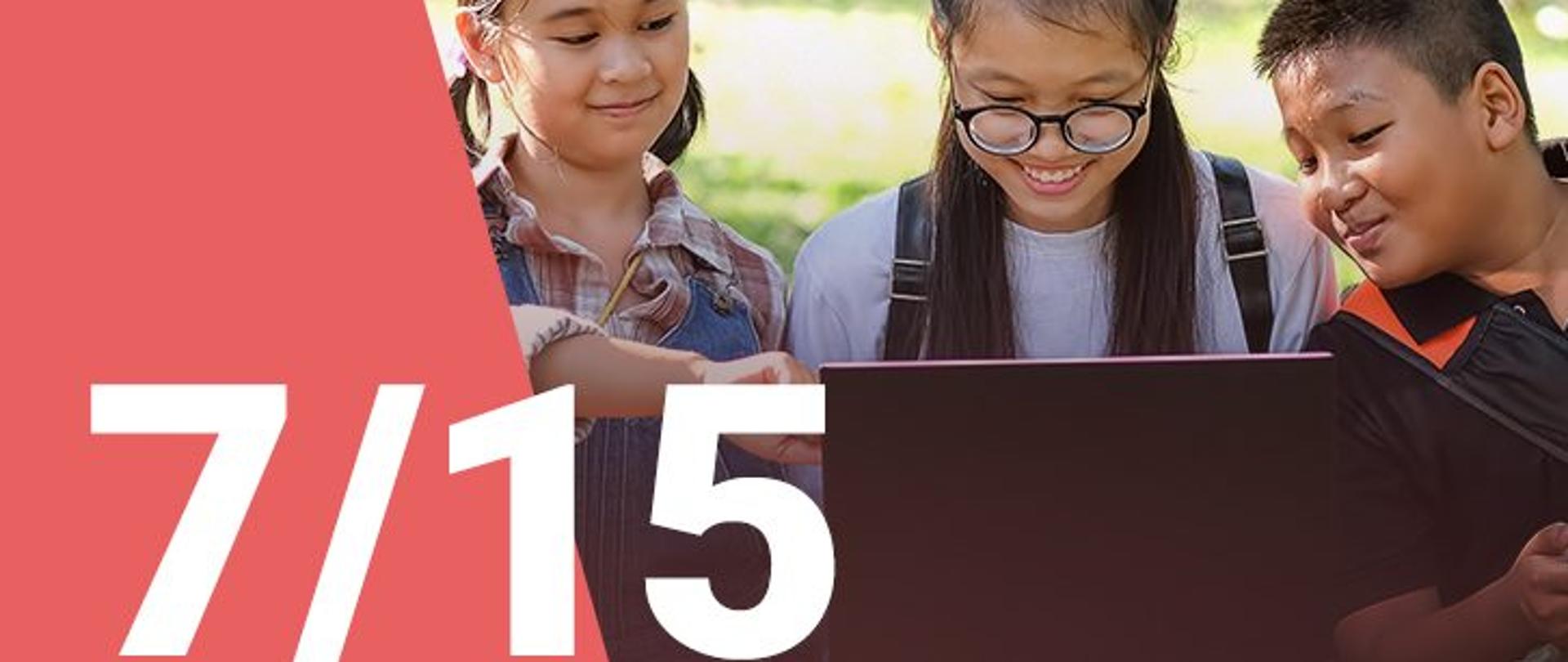 Na zdjęciu widzimy dwie dziewczynki oraz chłopca patrzących z uśmiechem na ekran laptopa. W dolnym lewym roku widoczna jest numeracja zdjęcia (7/15) 