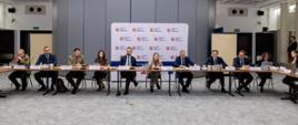 Na zdjęciu minister Katarzyna Pełczyńska-Nałęcz, wicepremier Władysław Kosiniak-Kamysz i wiceminister Krzysztof Gawkowski siedzą za stołem konferencyjnym w towarzystwie innych uczestników