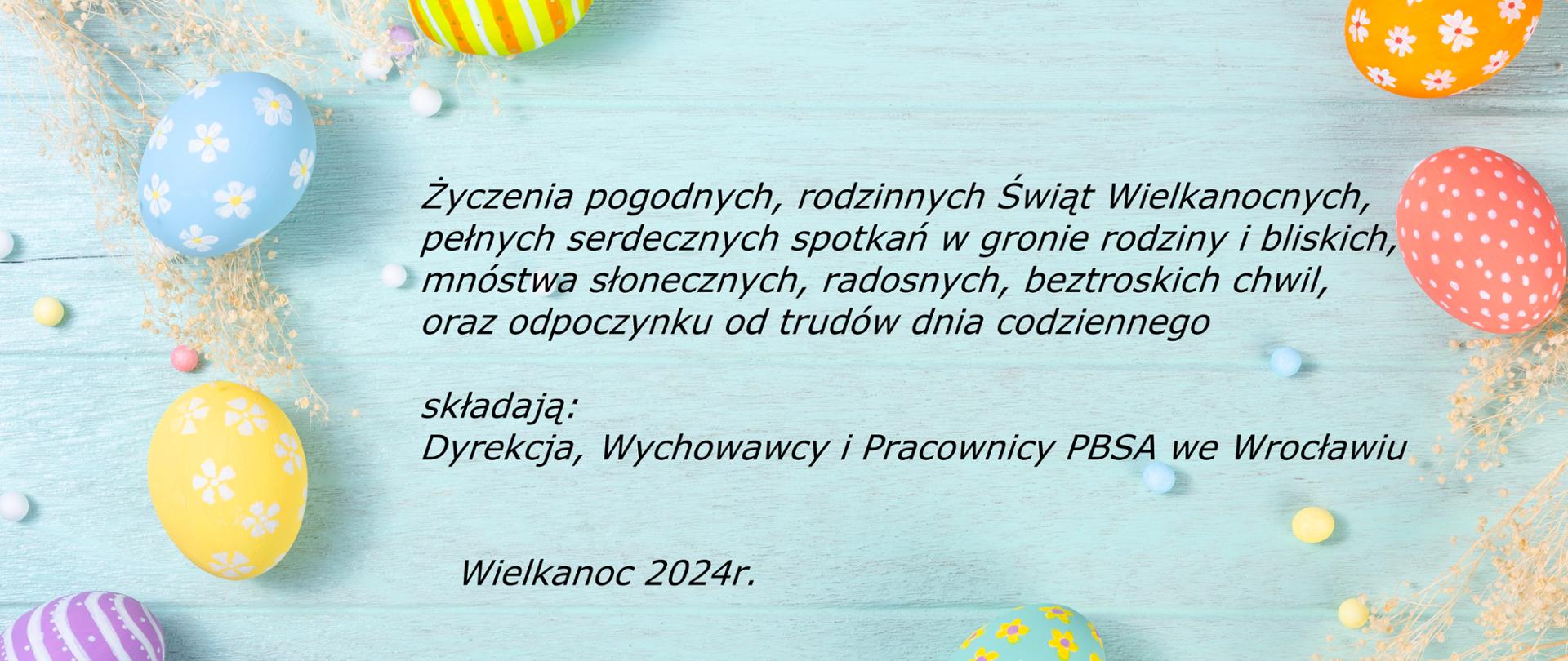 Wesołych Świąt Wielkanocnych. Wielkanocni jajka na drewnianym tle. Życzenia i prezenty z okazji Świąt Wielkanocnych to czas świętowania. Układ płaski, widok z góry, miejsce na kopię.