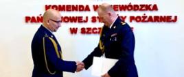 Zdjęcie przedstawia Zachodniopomorskiego Komendanta Wojewódzkiego wręczającego akt mianowania na stanowisko Zastępcy Komendanta Powiatowego Państwowej Straży Pożarnej w Gryfinie bryg. Piotrowi Juzyszynowi