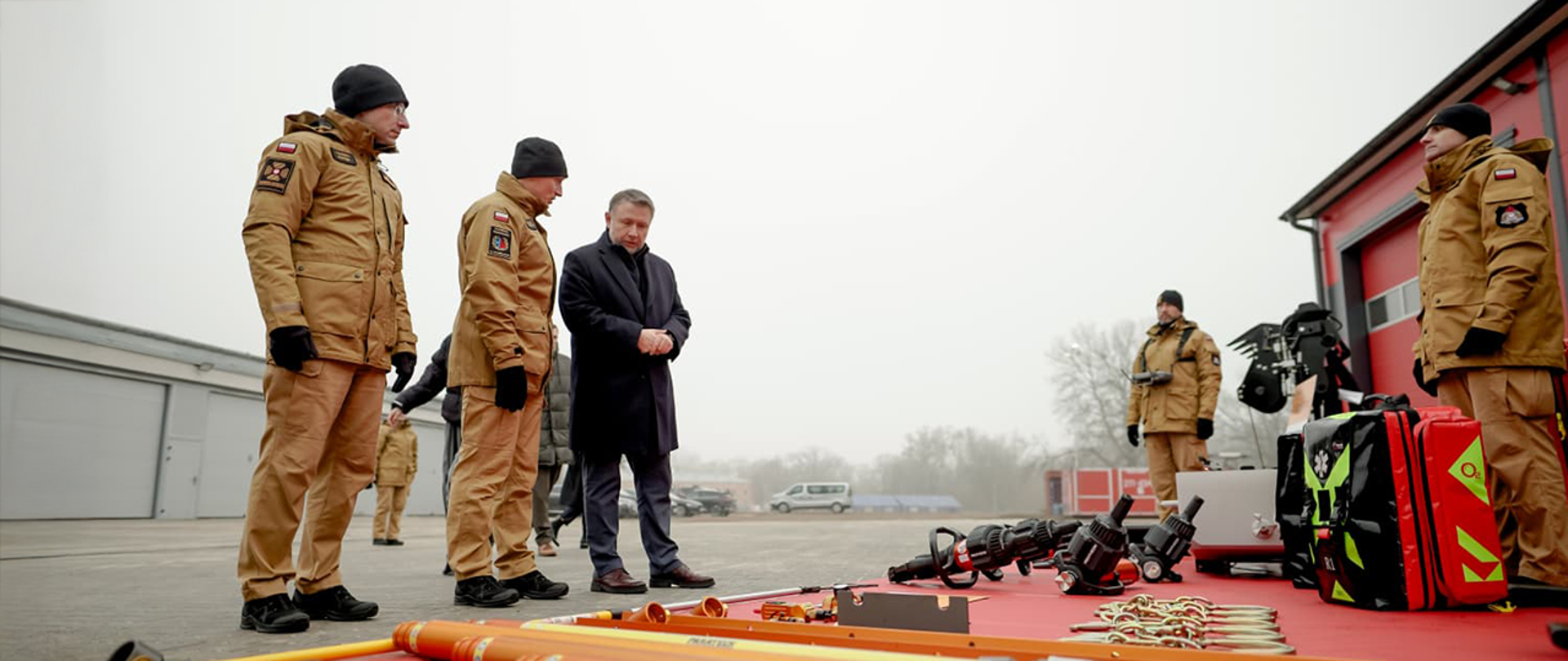 Minister Marcin Kierwiński oglądający sprzęt zakupiony ze środków Programu Ochrony Ludności i Obrony Cywilnej