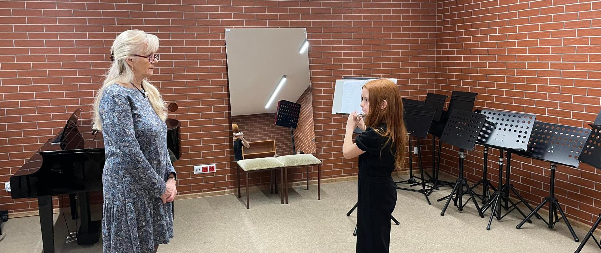 Ewa Bocian i uczennica klasy fletu PSM w Mielcu podczas lekcji mistrzowskich w Naszej Szkole