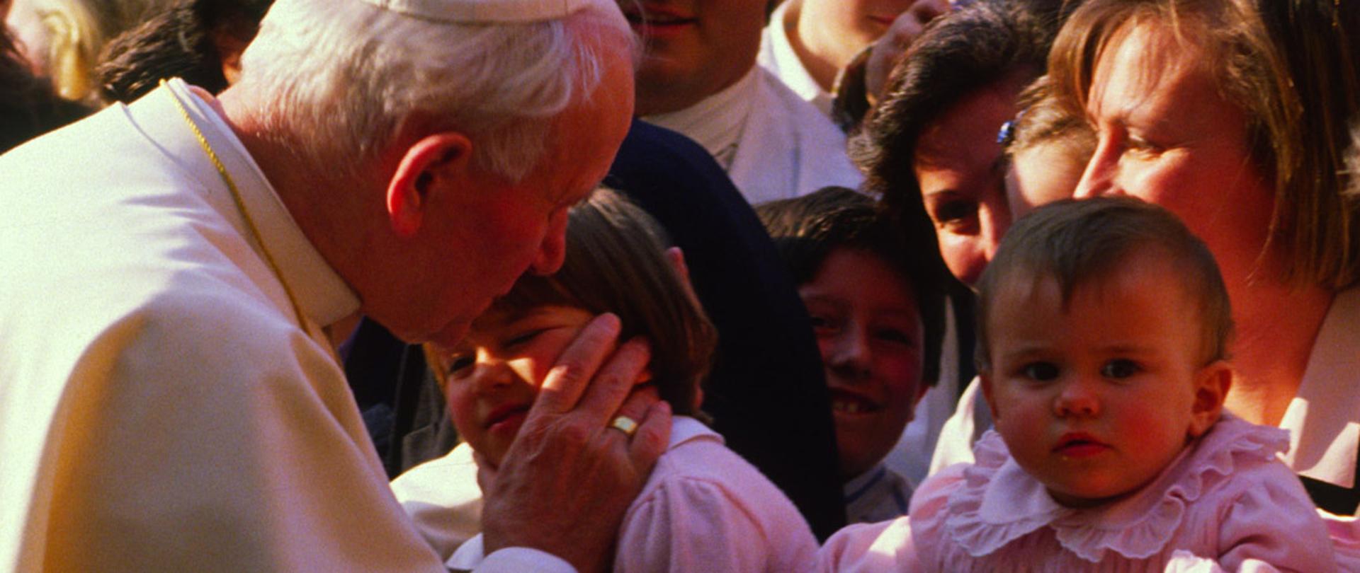1.04.1990 Roma. Il Papa Giovanni Paolo II visita l'ospedale delle Figlie di San Camillo. 
