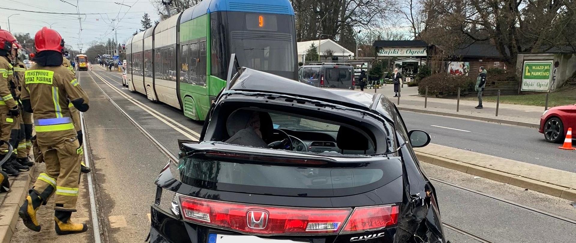 Wypadek przy ulicy Wojska Polskiego samochód osobowy z tramwajem