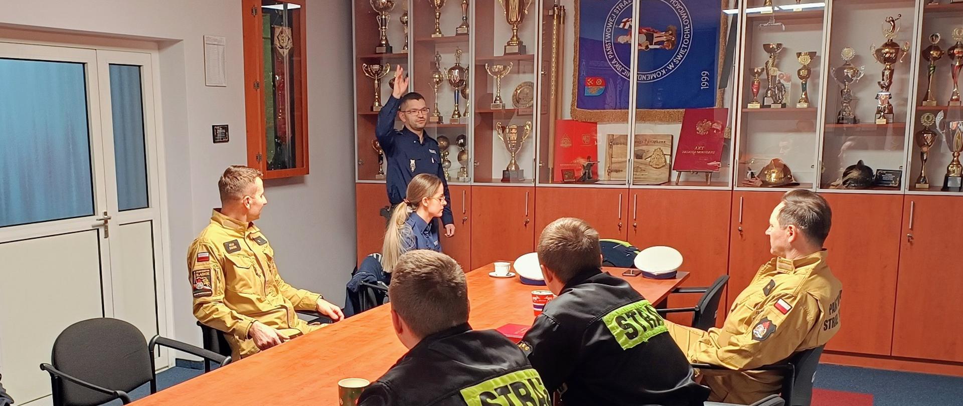 Policjant szkoli strażaków z kierowania ruchem