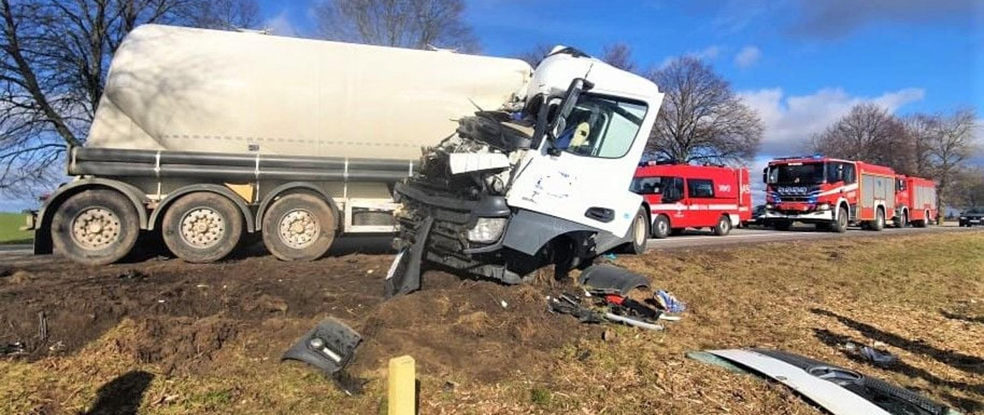 Zdjęcie przedstawia rozbity samochód ciężarowy.