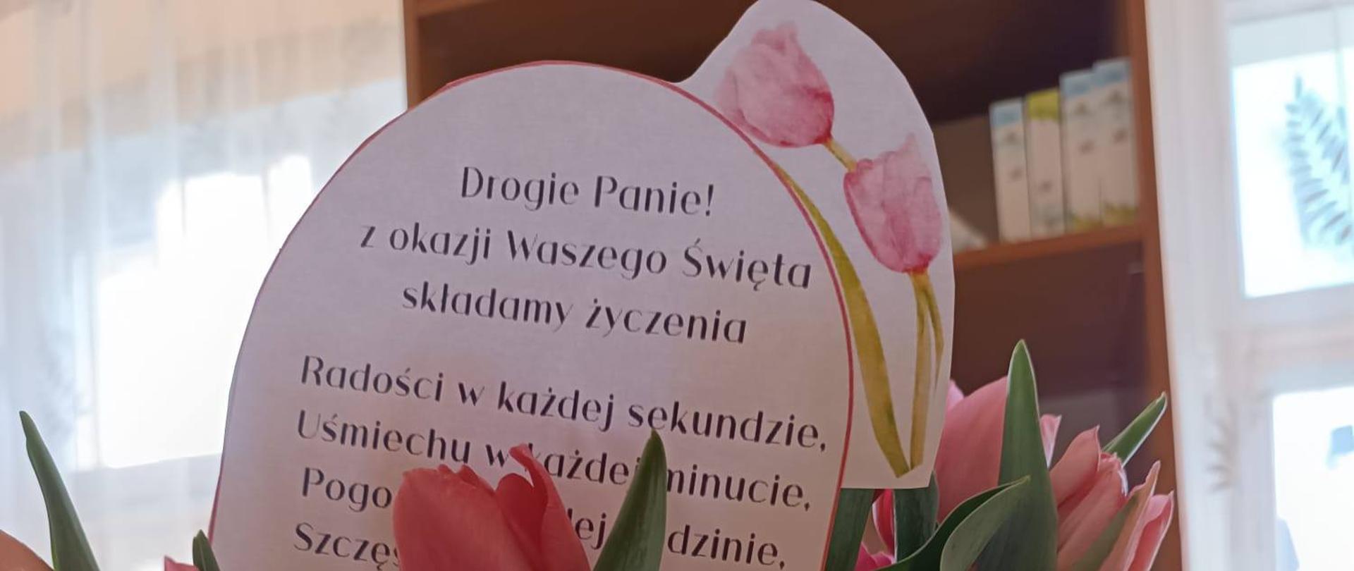 Galeria 10 zdjęć z obchodów dnia kobiet 08 marca 2026 w Państwowej Szkole Muzycznej I stopnia w Kłodzku. Uczniowie z samorządu uczniowskiego chodzą po klasach wręczając upominki dla kobiet.