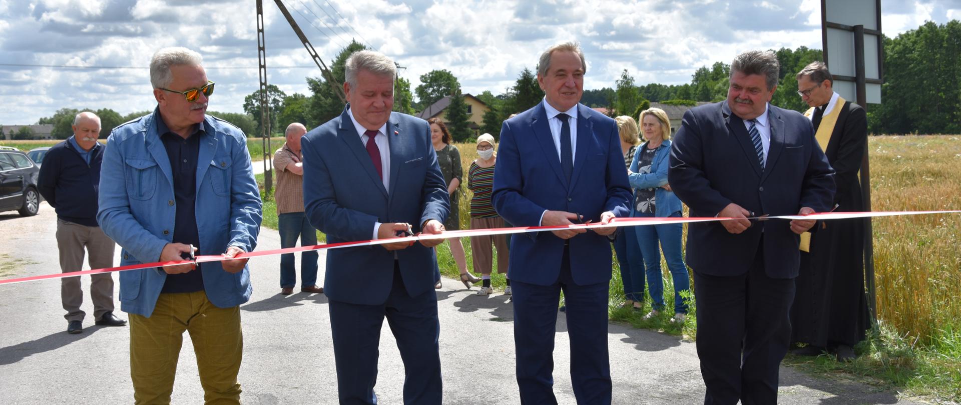Uroczyste otwarcie drogi w gminie Gzy. W wydarzeniu uczestniczyli m.in.: Poseł na Sejm RP Henryk Kowalczyk, Wicewojewoda Mazowiecki Sylwester Dąbrowski, Wójt Gminy Gzy Cezary Andrzej Wojciechowski i wykonawca inwestycji. 