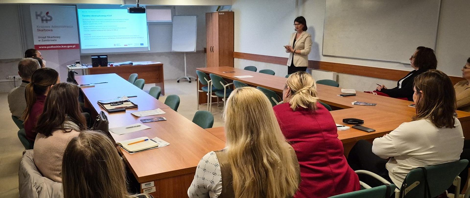 Pracownik US w Zambrowie prowadzi szkolenie dot. KSeF