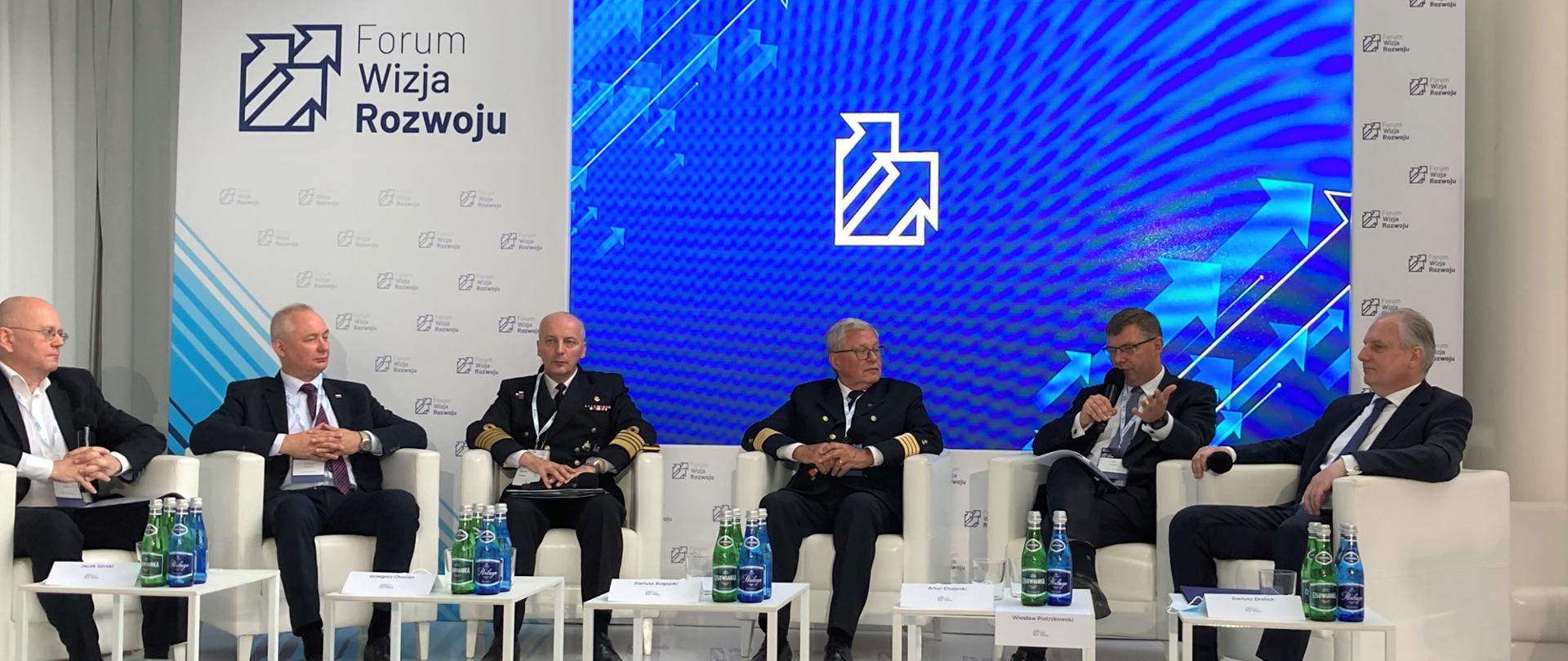 ludzie, fotele, stoliki