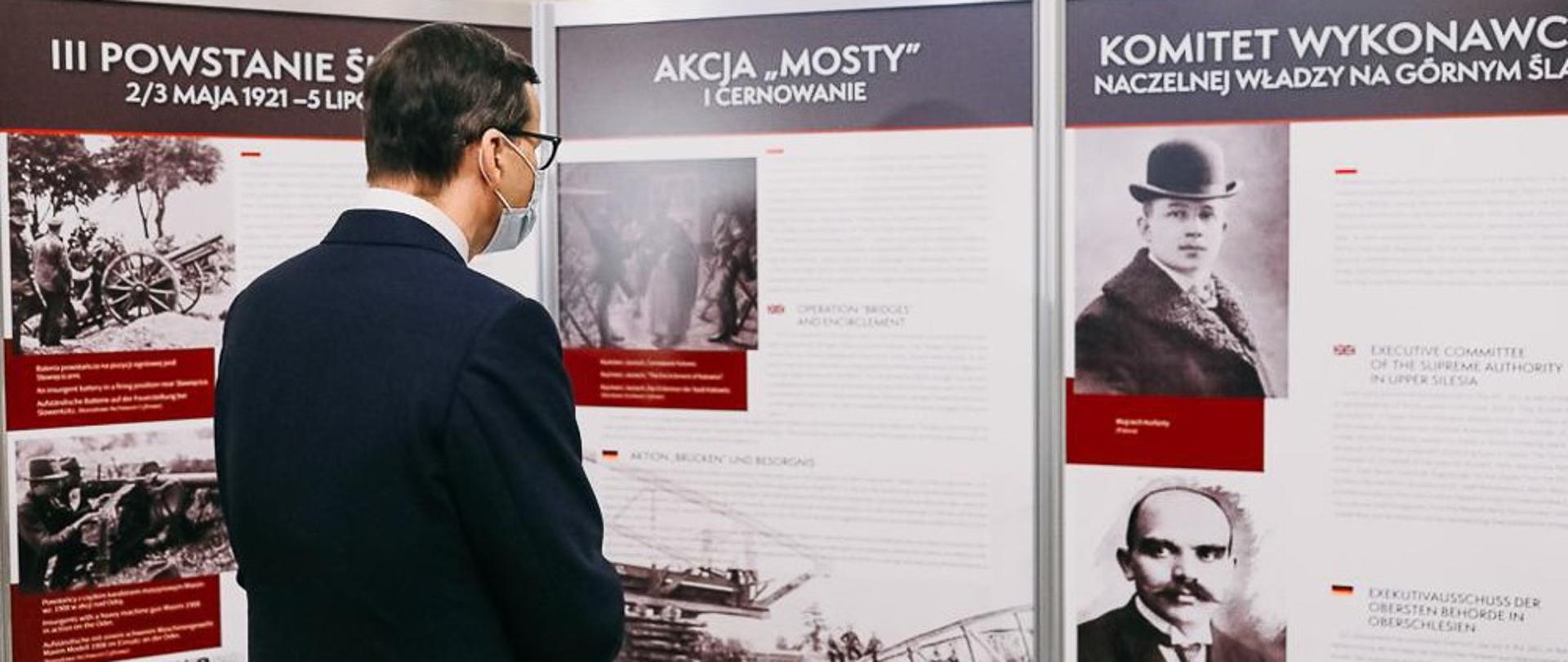 Premier Mateusz Morawiecki ogląda wystawę.