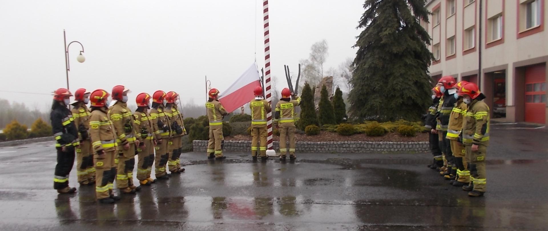 Zdjęcie przedstawia uroczyste podniesienie flagi państwowej w Dzień Flagi Rzeczypospolitej Polskiej 4