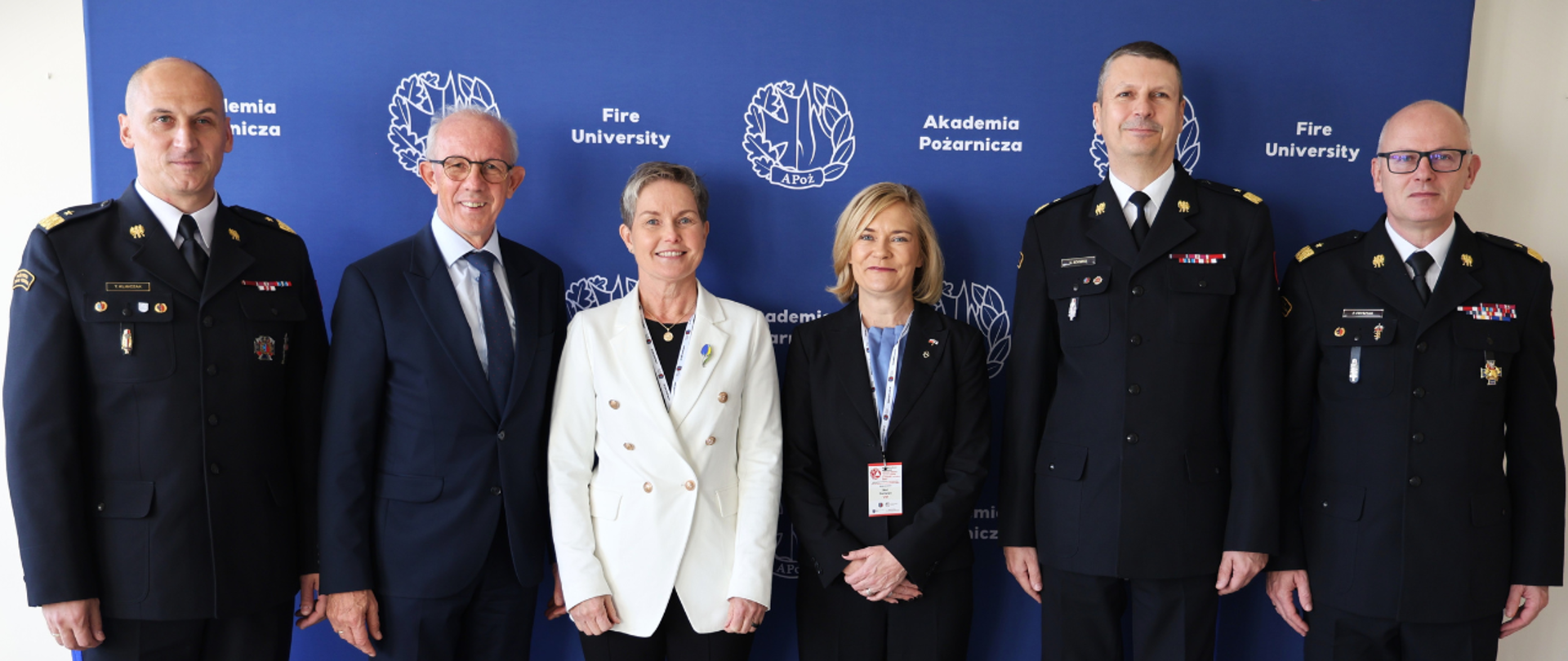 Międzynarodowa konferencja Ochrona ludności i obrona cywilna w Finlandii i w Polsce 2025. Zdjęcie zbiorowe (od lewej): nadbryg. dr inż. Tomasz Klimczak, prof. uczelni – Rektor-Komendant Akademii Pożarniczej, Wiesław Leśniakiewicz – Podsekretarz Stanu w Ministerstwie Spraw Wewnętrznych i Administracji,
Päivi Laine – Ambasadorka Finlandii w Polsce, Mari Rantanen – Ministra Spraw Wewnętrznych Finlandii, nadbryg. dr inż. Grzegorz Szyszko – Zastępca Komendanta Głównego PSP oraz nadbryg. Paweł Frysztak – Zastępca Komendanta Głównego PSP.